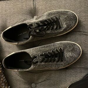 ZARA Y EL SIZE ES 40, unisex. they shines. Nice when you want to stand out